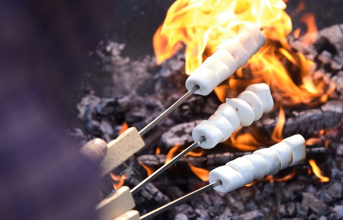 Darf an keinem Lagerfeuer fehlen: Stockbrot.<span class='image-autor'>Foto: stockcreations / shutterstock.com</span>