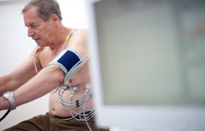 Herztest unter Belastung: ein Patient mit Koronarer Herzkrankheit beim Arzt.<span class='image-autor'>Foto: dpa//Robert Pupeter</span>