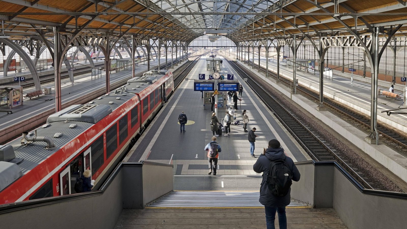 Vom Lübecker Bahnhof aus, machte sich der 18-Jährige mit dem Zug auf den Weg in den Süden. (Symbolbild)Foto: IMAGO/imagebroker/IMAGO/imageBROKER/Stefan Ziese