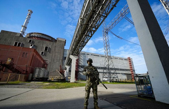 Russischer Soldat bewacht einen Bereich des Kernkraftwerks Saporischschja in einem Gebiet unter russischer Militärkontrolle im Südosten der Ukraine.<span class='image-autor'>Foto: -/AP/dpa</span>