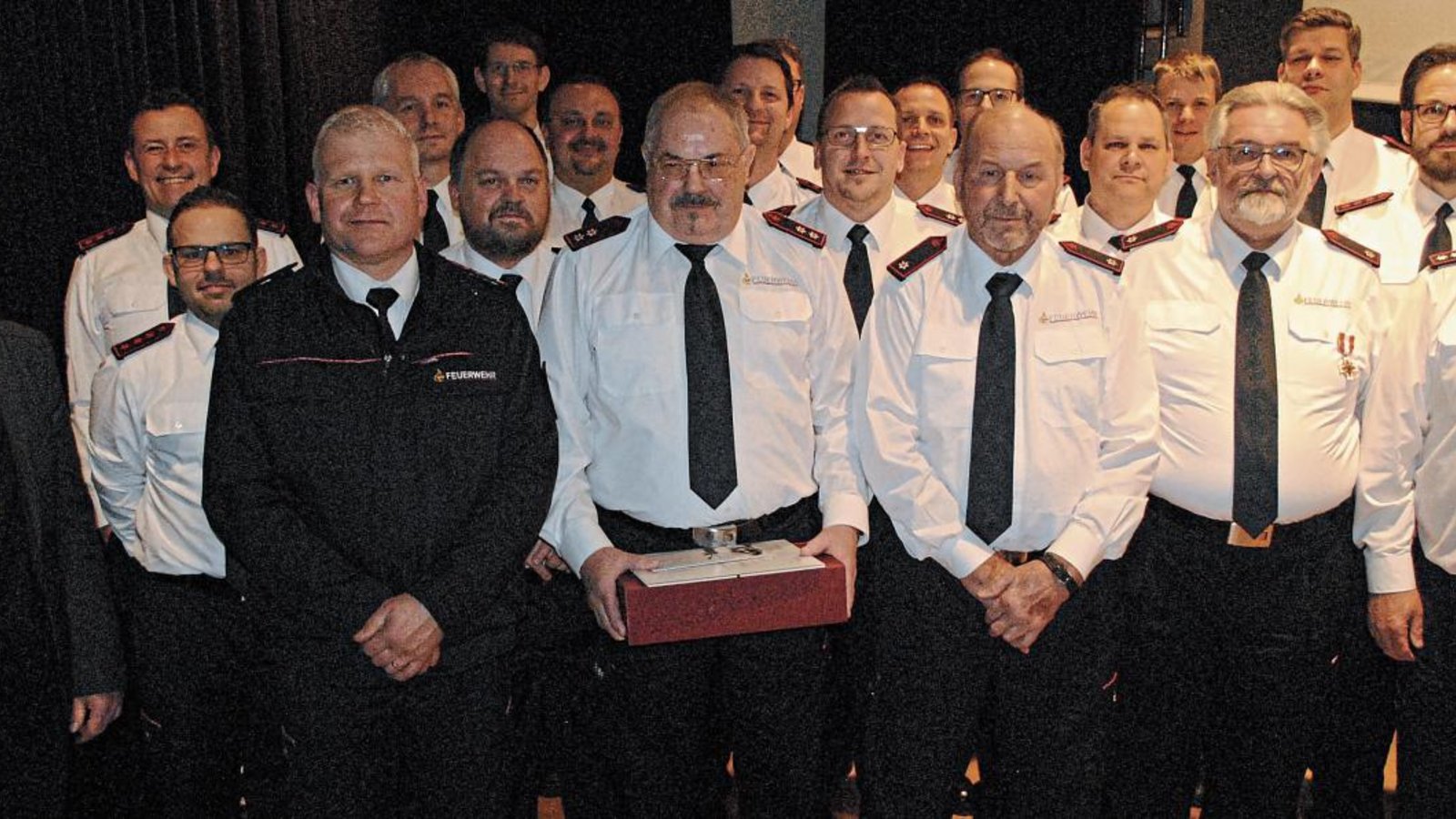 Die neu aufgenommenen und beförderten Feuerwehrleute aus Illingen und Schützingen. Auf 40 und 50 Jahre können zurückblicken Stefan Zwick (vordere Reihe v.r.), Urban Klose, Richard Häßler und Hans Gräther, ausgezeichnet unter anderem von Joachim Saalbach und Dr. Peter Pförsich. Foto: Stahlfeld Die neu aufgenommenen und beförderten Feuerwehrleute aus Illingen und Schützingen. Auf 40 und 50 Jahre können zurückblicken Stefan Zwick (vordere Reihe v.r.), Urban Klose, Richard Häßler und Hans Gräther, ausgezeichnet unter anderem von Joachim Saalbach und Dr. Peter Pförsich. Foto: Stahlfeld