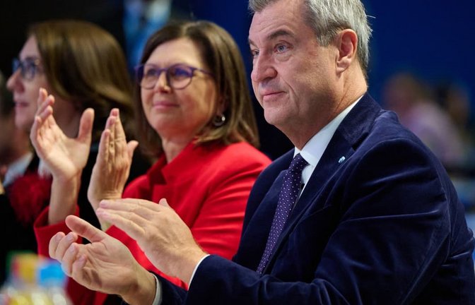 Einträchtiges Klatschen auf dem CSU-Parteitag: Ilse Aigner und Markus Söder.<span class='image-autor'>Sven Hoppe/dpa</span>
