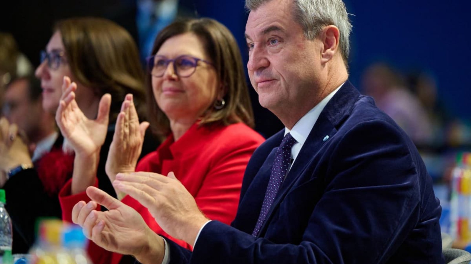 Einträchtiges Klatschen auf dem CSU-Parteitag: Ilse Aigner und Markus Söder.Sven Hoppe/dpa Einträchtiges Klatschen auf dem CSU-Parteitag: Ilse Aigner und Markus Söder.Sven Hoppe/dpa