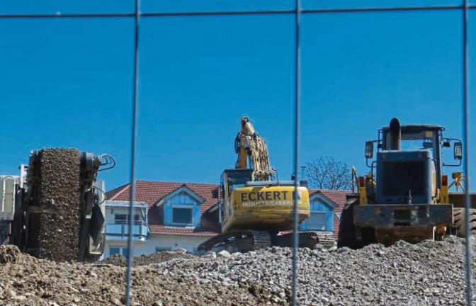 Mit schwerem Gerät werden derzeit Gesteinsbrocken auf dem Areal Wilhelmshöhe in Vaihingen zerkleinert.  Foto: Rücker
