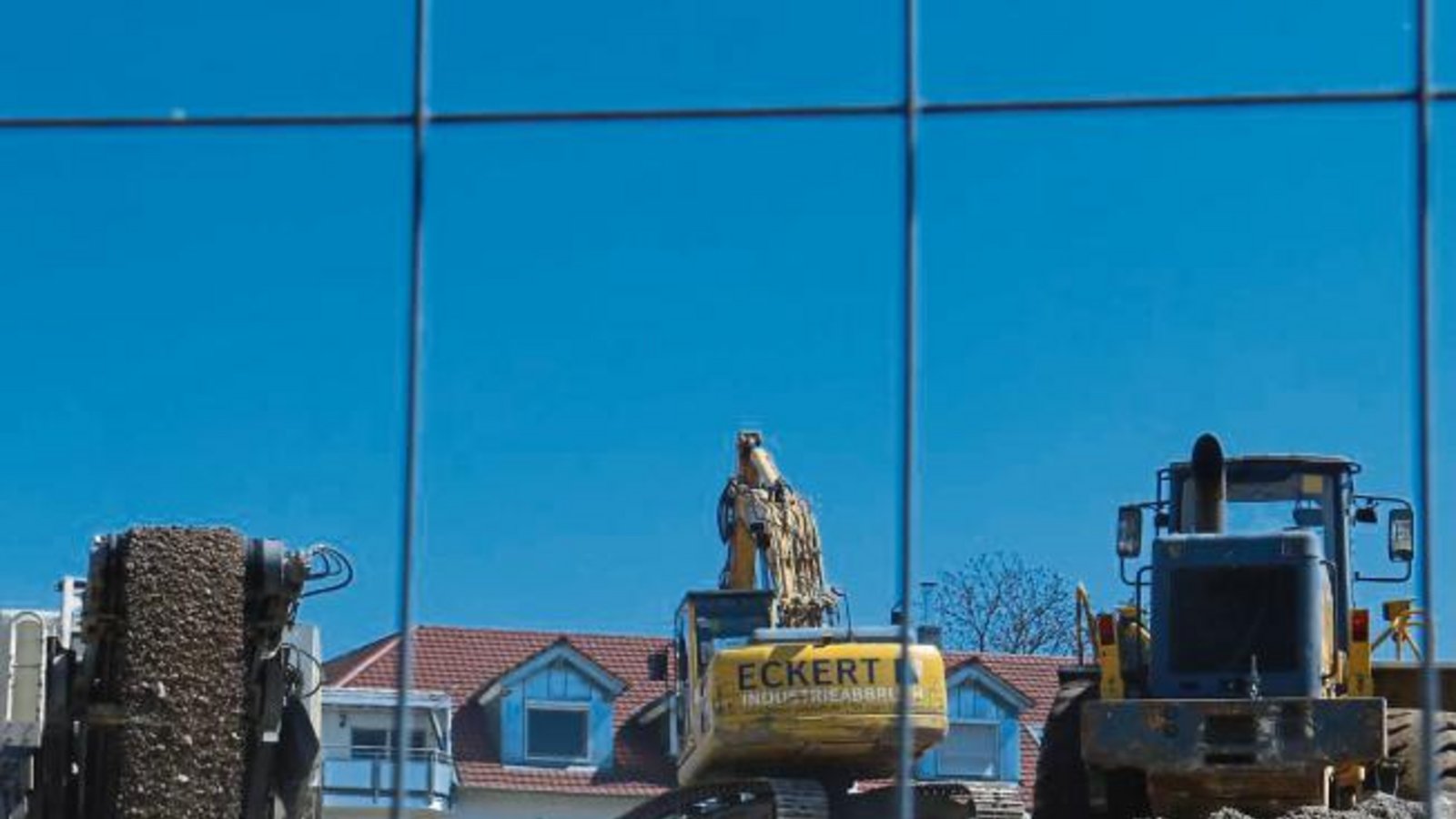 Mit schwerem Gerät werden derzeit Gesteinsbrocken auf dem Areal Wilhelmshöhe in Vaihingen zerkleinert. Foto: Rücker Mit schwerem Gerät werden derzeit Gesteinsbrocken auf dem Areal Wilhelmshöhe in Vaihingen zerkleinert. Foto: Rücker