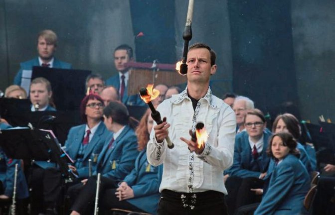 Eine Feuershow ergänzt das Programm des Musikvereins Illingen.  Foto: Friedrich