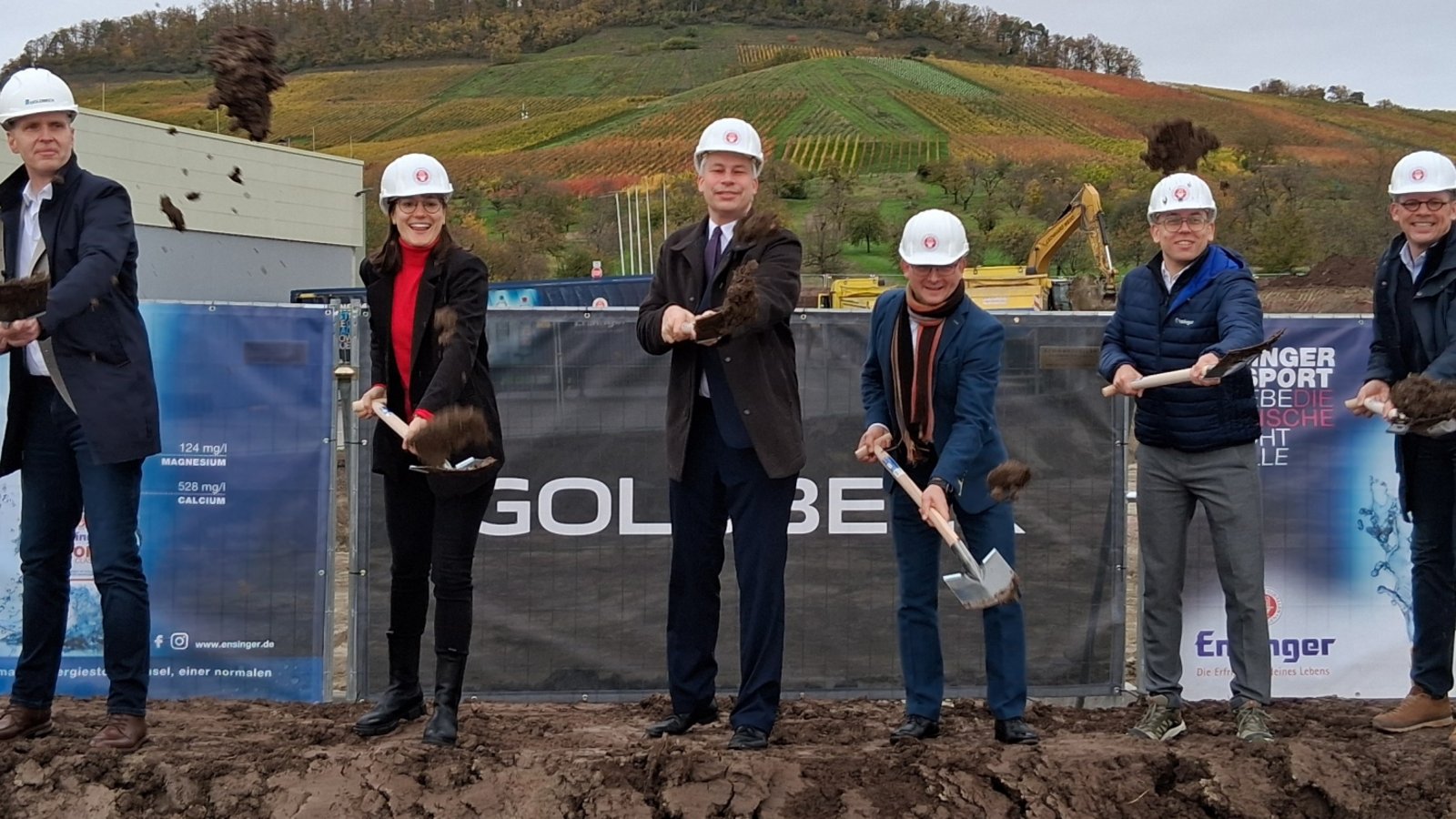 An den Spaten (von links): Tobias Roser (Ortschaftsrat), Stefan Forkefeld (Goldbeck), Alina Schürmann (Gesellschafterin Ensinger), Bundestagsabgeordneter Steffen Bilger (CDU), Frank Lehmann (Geschäftsführer Ensinger), Johannes Fritz (Gesellschafter Ensinger), Vaihingens Oberbürgermeister Uwe Skrzypek, Landtagsabgeordneter Konrad Epple (CDU).  Foto: Kauer
