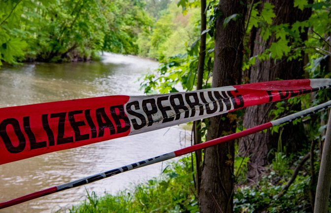 Noch immer ist am Fundort der getöteten Tabitha E. am Ufer der Enz zwischen Unterriexingen und Untermberg Absperrband der Polizei zu sehen. <span class='image-autor'>Foto: Kalb</span>