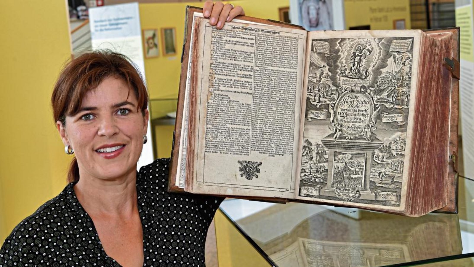 Sachsenheims Museumsleiterin Dr. Claudia Papp zeigt eine Lutherbibel von 1702, die ebenfalls in der Ausstellung zu sehen ist.  Foto: Kalb