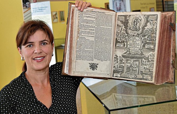 Sachsenheims Museumsleiterin Dr. Claudia Papp zeigt eine Lutherbibel von 1702, die ebenfalls in der Ausstellung zu sehen ist.  Foto: Kalb