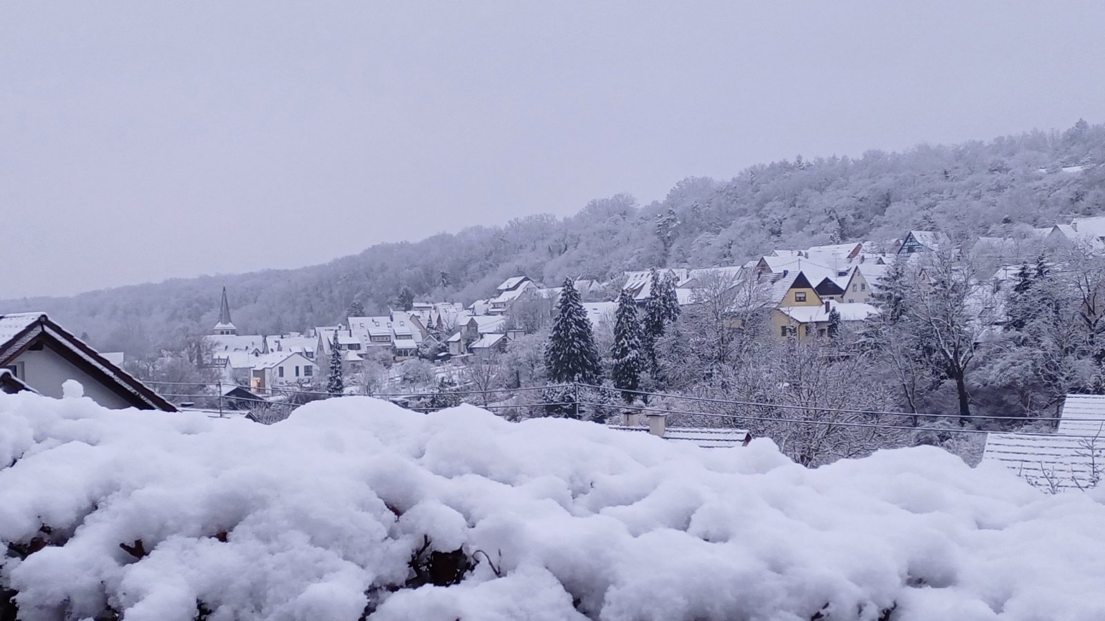 Aus gegebenem Anlass wie der aktuellen Hitzewarnung: Diese morgendliche Winterlandschaft vom Februar bitte bei Kühlungsbedarf inbrünstig anschauen. Archivfoto: Rücker