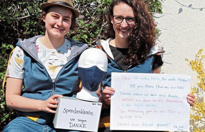 Sändy Lorch (re.) und Annalena Gagsch freuen sich, dass ihr Behelfsmasken-Spendenprojekt so prima ankommt. Das Paar hat bereits mehr als 100 Exemplare für den guten Zweck genäht. Foto:vg