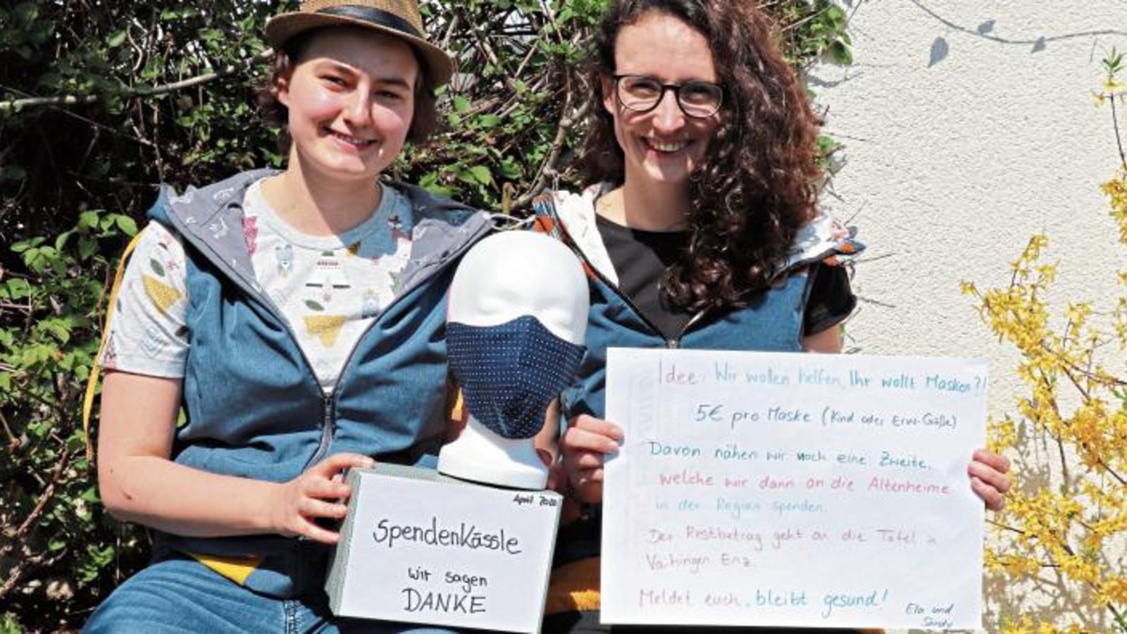 Sändy Lorch (re.) und Annalena Gagsch freuen sich, dass ihr Behelfsmasken-Spendenprojekt so prima ankommt. Das Paar hat bereits mehr als 100 Exemplare für den guten Zweck genäht. Foto:vg Sändy Lorch (re.) und Annalena Gagsch freuen sich, dass ihr Behelfsmasken-Spendenprojekt so prima ankommt. Das Paar hat bereits mehr als 100 Exemplare für den guten Zweck genäht. Foto:vg