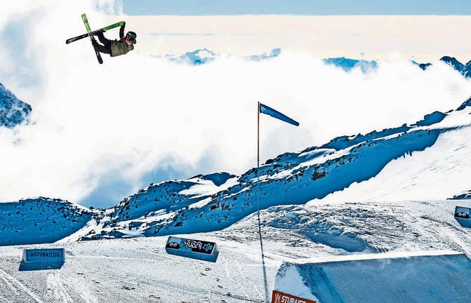 Mit 80 Sachen die Rampe hinunter: Ole Pavel bei der Weltcup-Vorbereitung auf dem Stubaier Gletscher in Österreich  Fotos: Martin Erd
