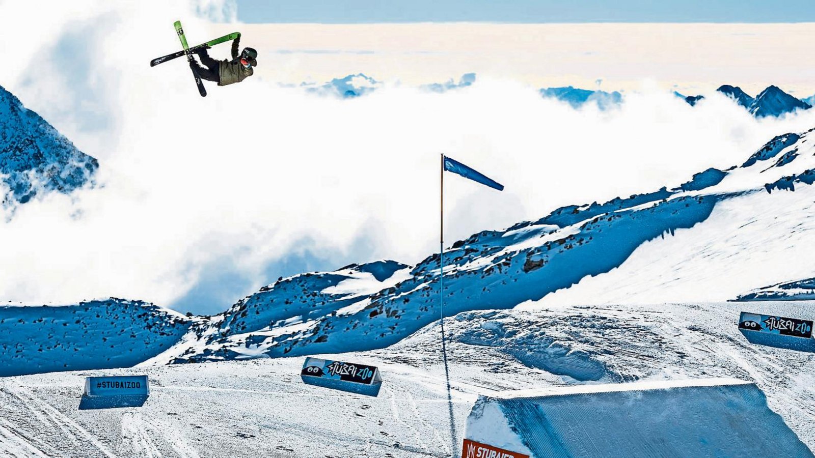 Mit 80 Sachen die Rampe hinunter: Ole Pavel bei der Weltcup-Vorbereitung auf dem Stubaier Gletscher in Österreich Fotos: Martin Erd Mit 80 Sachen die Rampe hinunter: Ole Pavel bei der Weltcup-Vorbereitung auf dem Stubaier Gletscher in Österreich Fotos: Martin Erd