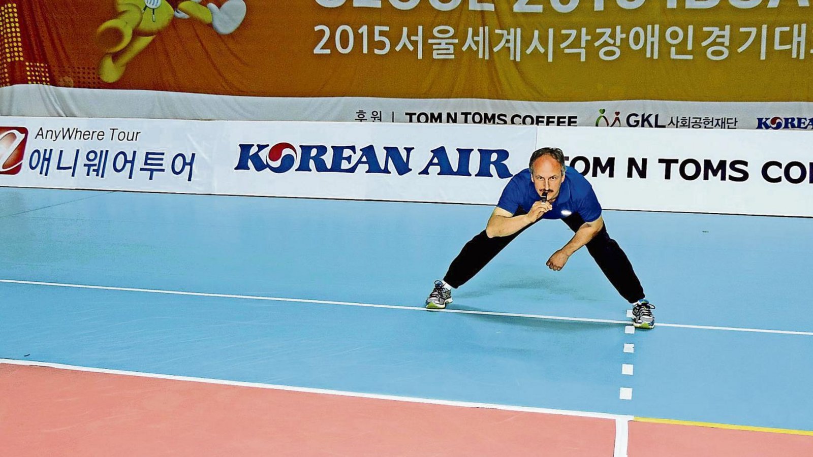 Alexander Knecht hat als Schiedsrichter alles im Blick: Beim Goalball geht es um Ballgefühl und geschickte Hände. Die Spieler benötigen aber auch Gehör, Intuition und Orientierung. Foto: StN Alexander Knecht hat als Schiedsrichter alles im Blick: Beim Goalball geht es um Ballgefühl und geschickte Hände. Die Spieler benötigen aber auch Gehör, Intuition und Orientierung. Foto: StN