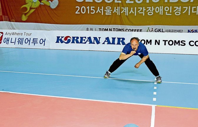 Alexander Knecht hat als Schiedsrichter alles im Blick: Beim Goalball geht es um Ballgefühl und geschickte Hände. Die Spieler benötigen aber auch Gehör, Intuition und Orientierung.  Foto: StN