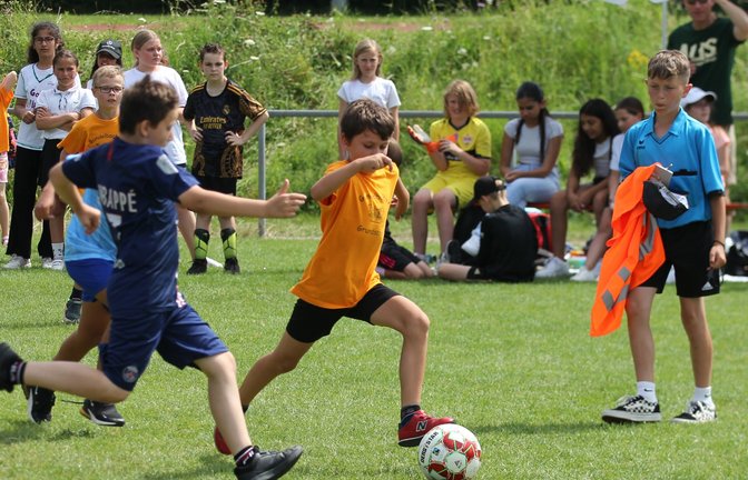 Beim Fußball-Turnier der Grundschulen wird um jeden Ball gekämpft. <span class='image-autor'>Foto: Dittrich</span>