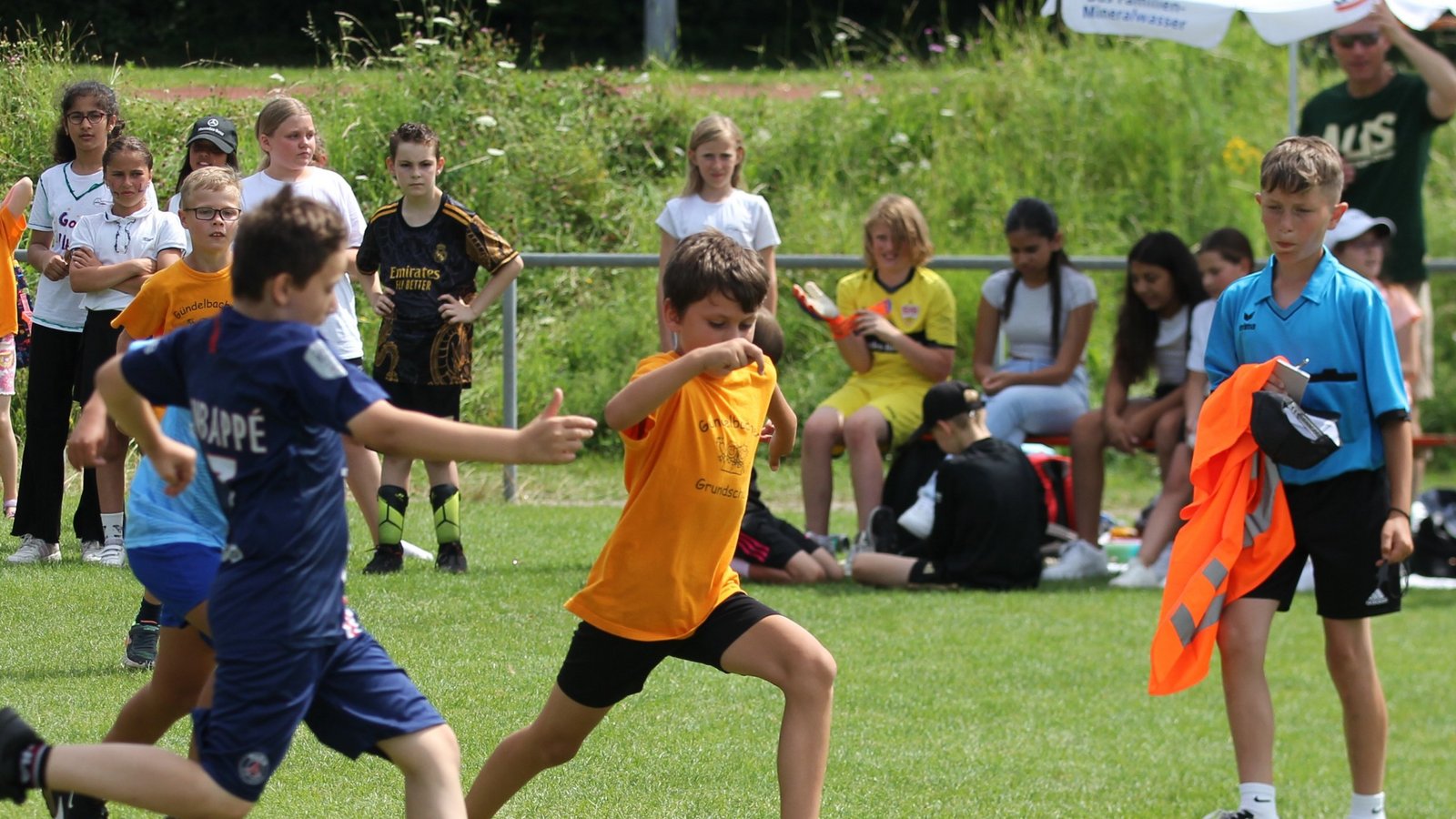 Beim Fußball-Turnier der Grundschulen wird um jeden Ball gekämpft. Foto: Dittrich Beim Fußball-Turnier der Grundschulen wird um jeden Ball gekämpft. Foto: Dittrich