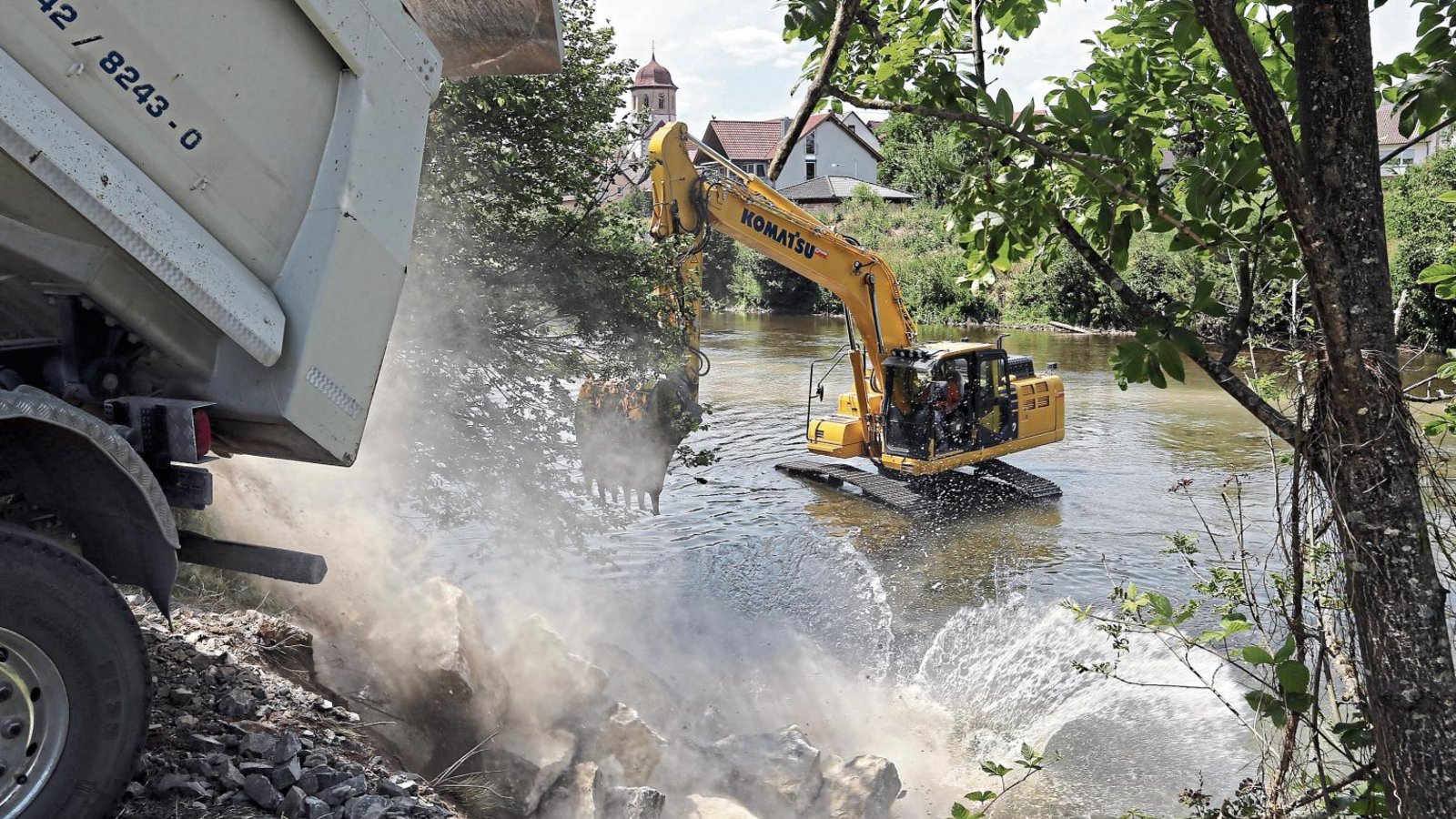 Was im ersten Moment vor allem Staub aufwirbelt und Wasser spritzen lässt, ist ökologisch sehr wertvoll: Felsbrocken verändern die Fließgeschwindigkeit der Enz bei Oberriexingen. Foto: Küppers Was im ersten Moment vor allem Staub aufwirbelt und Wasser spritzen lässt, ist ökologisch sehr wertvoll: Felsbrocken verändern die Fließgeschwindigkeit der Enz bei Oberriexingen. Foto: Küppers