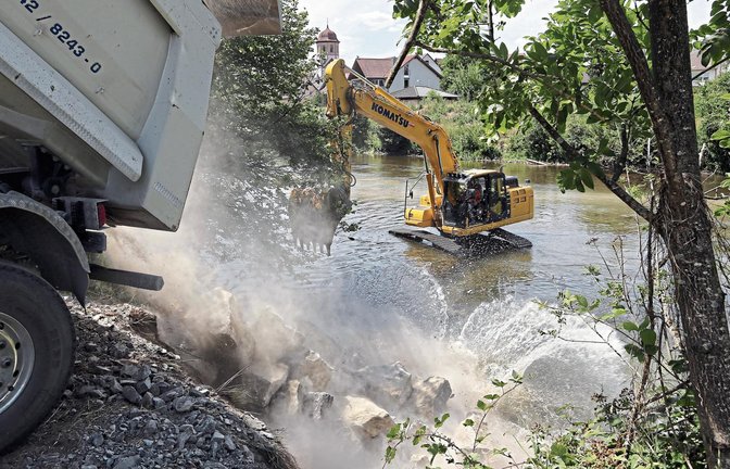 Was im ersten Moment vor allem Staub aufwirbelt und Wasser spritzen lässt, ist ökologisch sehr wertvoll: Felsbrocken verändern die Fließgeschwindigkeit der Enz bei Oberriexingen.  Foto: Küppers