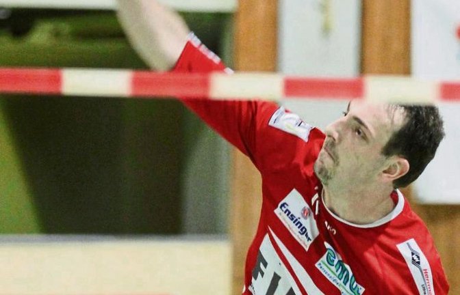 Marc Krüger hat mit „extrem gut geschlagenen Angaben“ (Spielertrainer Marco Lochmahr) die Rosenheimer Abwehr immer wieder vor Probleme gestellt. Foto: Nachreiner