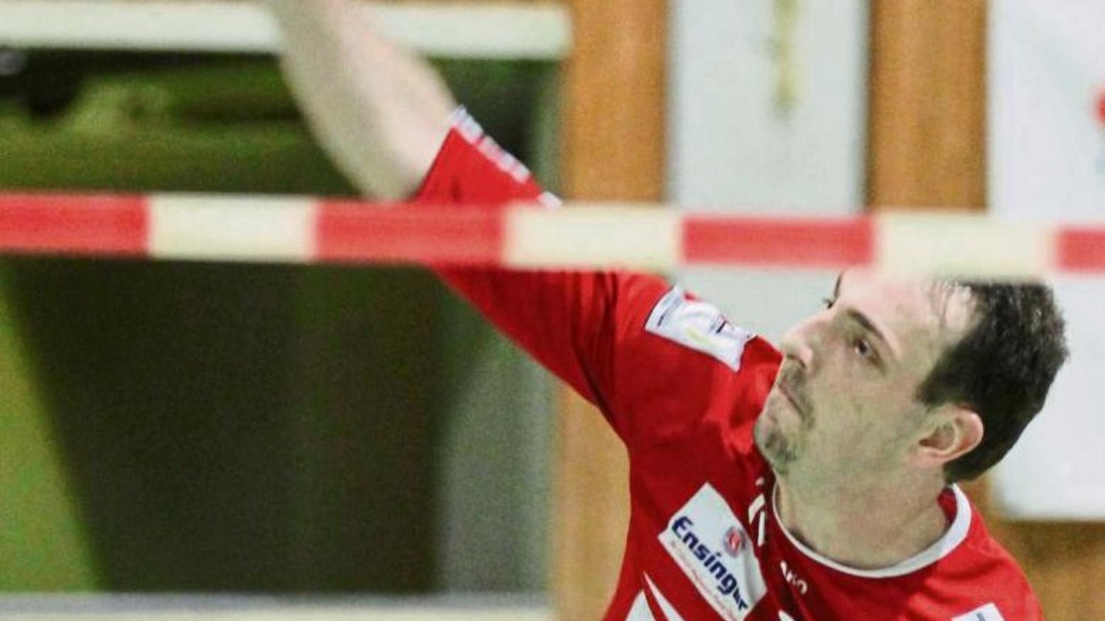 Marc Krüger hat mit „extrem gut geschlagenen Angaben“ (Spielertrainer Marco Lochmahr) die Rosenheimer Abwehr immer wieder vor Probleme gestellt. Foto: Nachreiner