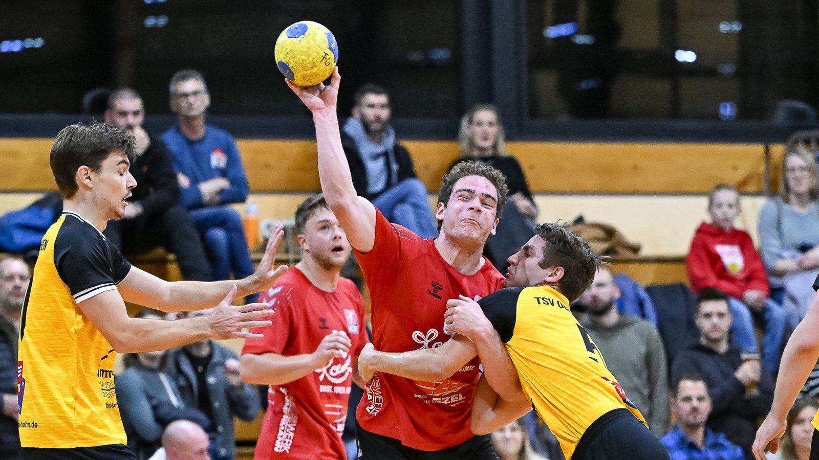 Jan Fehnl (Mitte) wurde im Hinspiel mit allen Mitteln vom Oberriexinger Paul Wild (2. von rechts) gestoppt. Foto: Leitner
