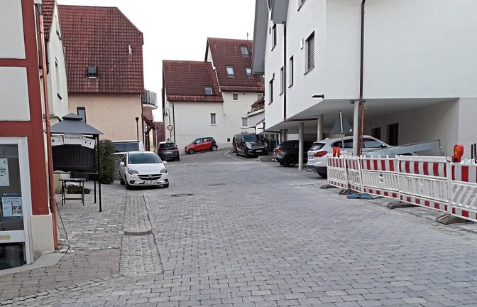 Die Freiflächengestaltung in der Oberen Gasse in der Stadtmitte Oberriexingens ist weitgehend abgeschlossen. Die Sanierung der historischen Kelter steht noch allerdings an.  Foto: Glemser