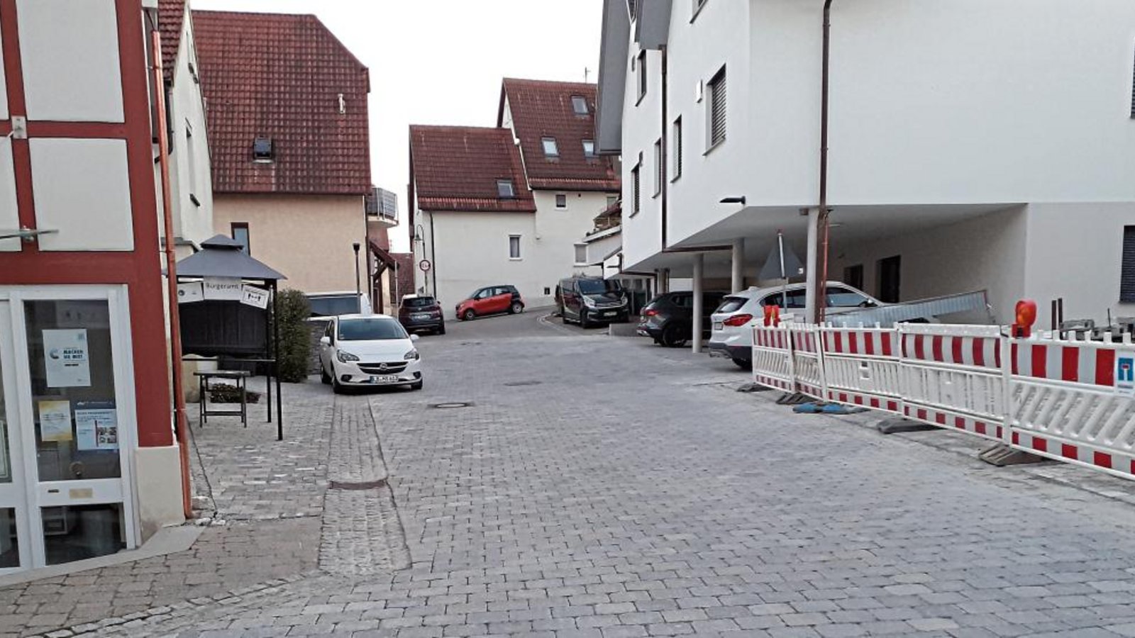 Die Freiflächengestaltung in der Oberen Gasse in der Stadtmitte Oberriexingens ist weitgehend abgeschlossen. Die Sanierung der historischen Kelter steht noch allerdings an. Foto: Glemser Die Freiflächengestaltung in der Oberen Gasse in der Stadtmitte Oberriexingens ist weitgehend abgeschlossen. Die Sanierung der historischen Kelter steht noch allerdings an. Foto: Glemser