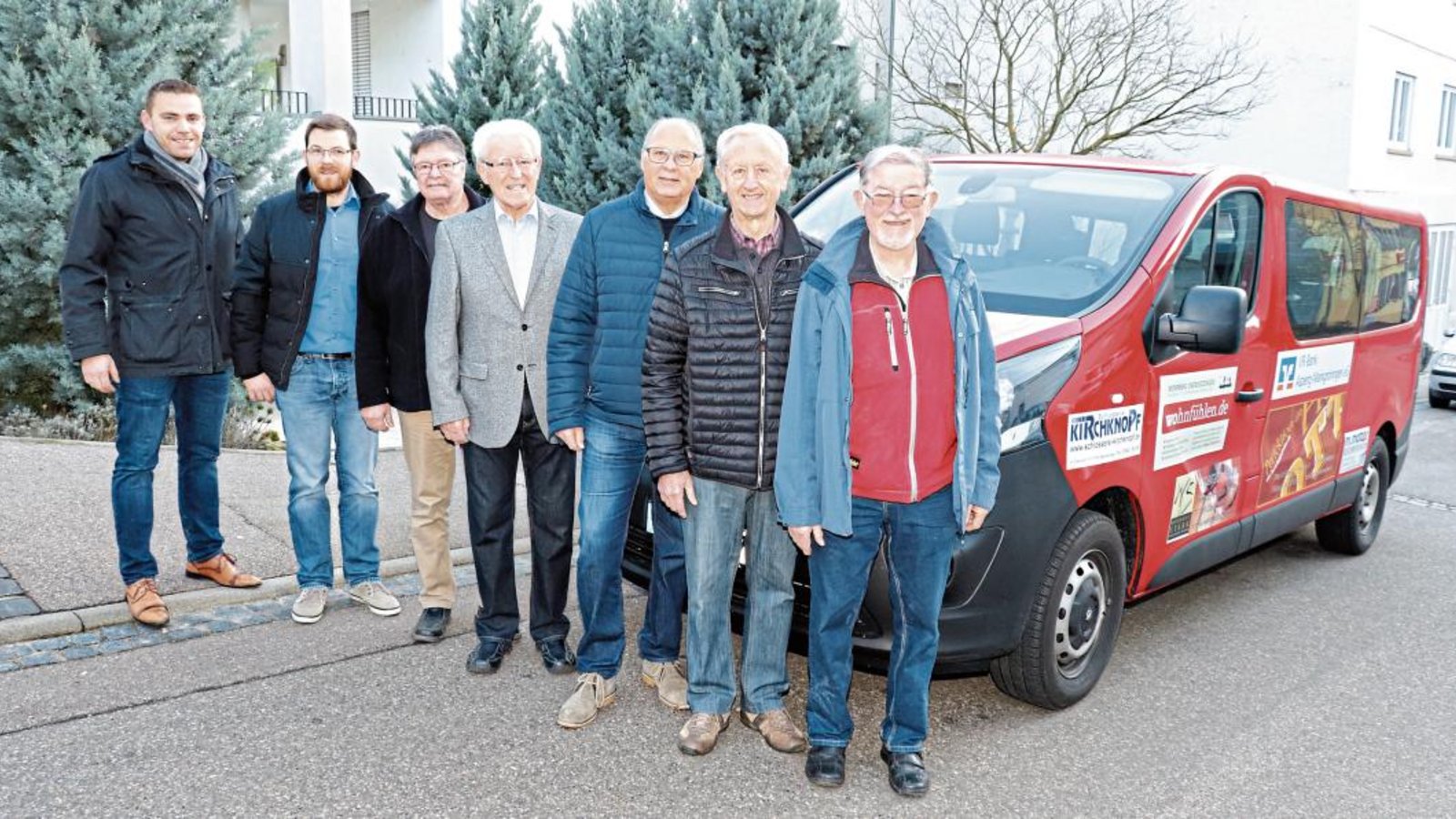 Bürgermeister Frank Wittendorfer, Kämmerer Jens Hübner, KPV-Vorstand Günther Ditthard sowie die ehrenamtlichen Fahrer Willi Baur, Werner Somlai, Franz Kilian und Ulrich Stratemeier (von links) rühren kräftig die Werbetrommel für den „Roten Blitz“. Foto: Gergen Bürgermeister Frank Wittendorfer, Kämmerer Jens Hübner, KPV-Vorstand Günther Ditthard sowie die ehrenamtlichen Fahrer Willi Baur, Werner Somlai, Franz Kilian und Ulrich Stratemeier (von links) rühren kräftig die Werbetrommel für den „Roten Blitz“. Foto: Gergen