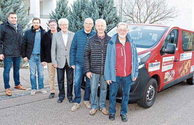 Bürgermeister Frank Wittendorfer, Kämmerer Jens Hübner, KPV-Vorstand Günther Ditthard sowie die ehrenamtlichen Fahrer Willi Baur, Werner Somlai, Franz Kilian und Ulrich Stratemeier (von links) rühren kräftig die Werbetrommel für den „Roten Blitz“.  Foto: Gergen