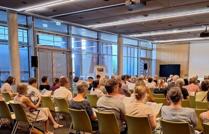 Professor Hans-Georg Kopp, Chefarzt Hämatologie, Onkologie und Palliativmedizin am RBK und Ärztlicher Leiter des RBCT, gibt erste Einblicke in den Informationstag.<span class='image-autor'>BHC/Cornelia Varwig</span>