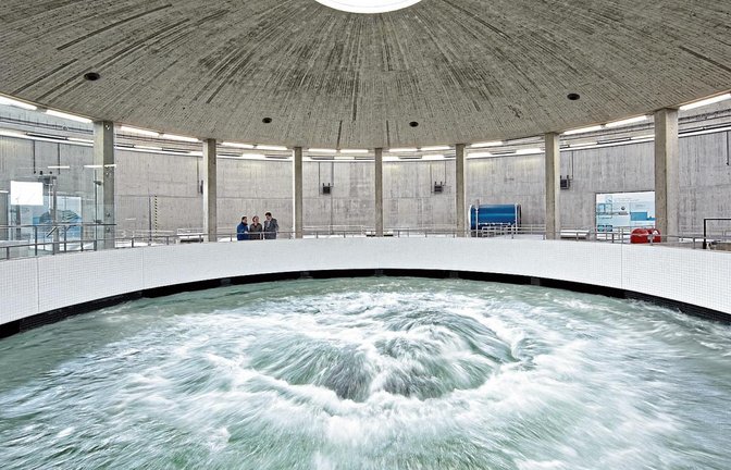 Mehrere Tausend Liter Wasser pro Sekunde treten im Quellbecken auf dem Sipplinger Berg erstmals aus den Tiefen des Bodensees, wo es aus 60 Metern Tiefe entnommen wird, ans Tageslicht.  Fotos: Zweckverband Bodensee-Wasserversorgung