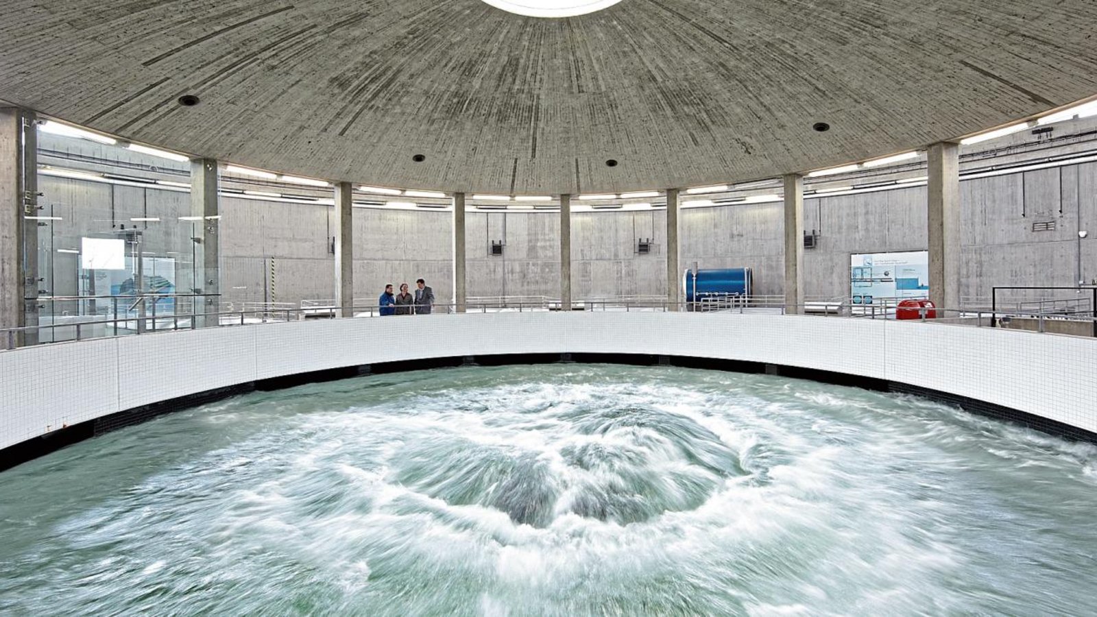 Mehrere Tausend Liter Wasser pro Sekunde treten im Quellbecken auf dem Sipplinger Berg erstmals aus den Tiefen des Bodensees, wo es aus 60 Metern Tiefe entnommen wird, ans Tageslicht.  Fotos: Zweckverband Bodensee-Wasserversorgung