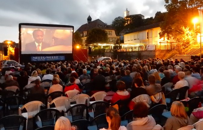 Das Open-Air-Kino mit Blick auf Leinwand und Schloss Kaltenstein steht vor der Tür.  Archivfoto: Arning