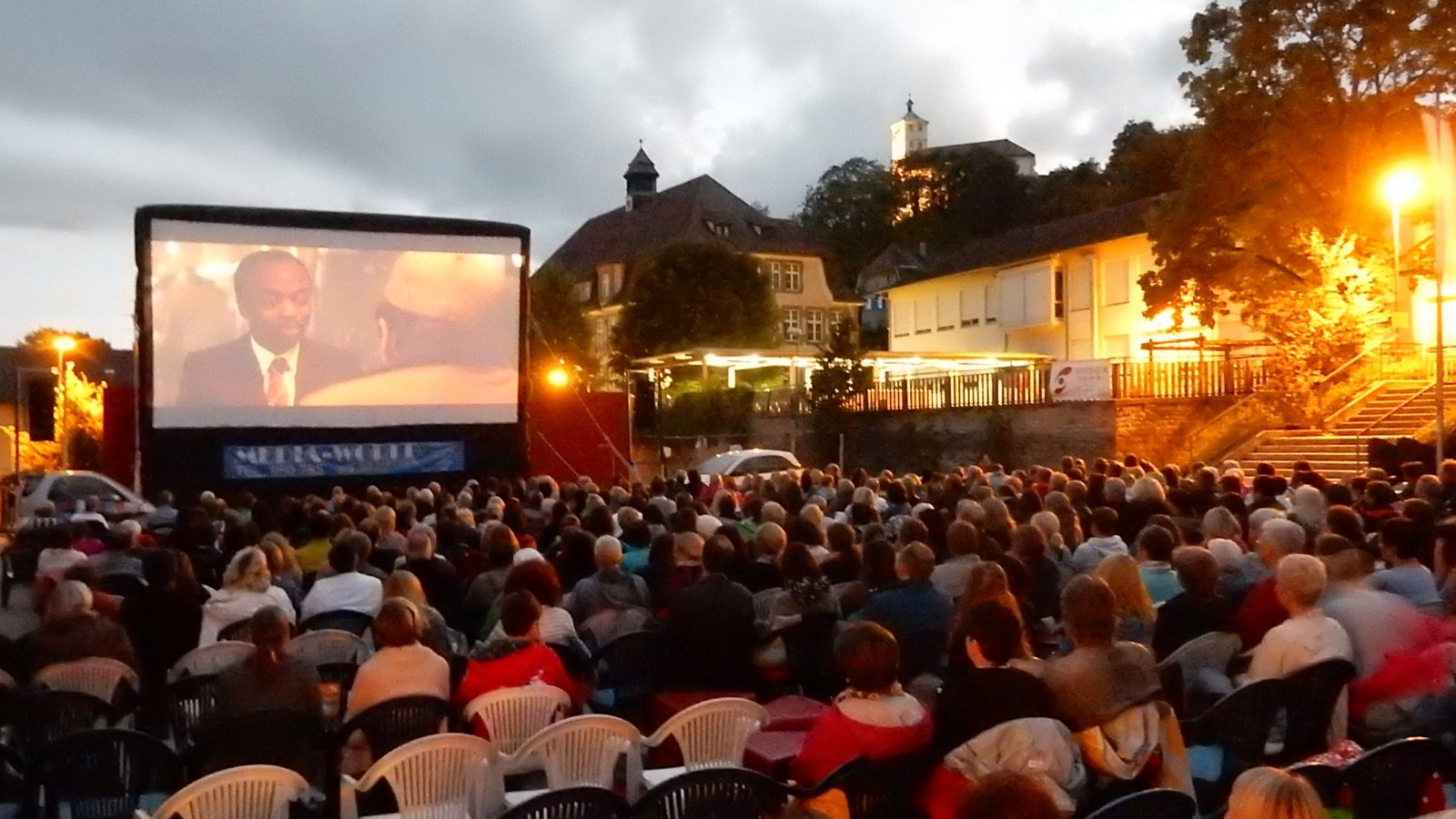 Das Open-Air-Kino mit Blick auf Leinwand und Schloss Kaltenstein steht vor der Tür.  Archivfoto: Arning