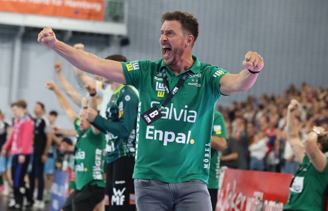 Große Freude bei Ben Matschke: Der Trainer von Frisch Auf Göppingen bejubelt den Auswärtssieg seiner Mannschaft in der Sporthalle Hamburg.<span class='image-autor'>IMAGO/Lobeca</span>
