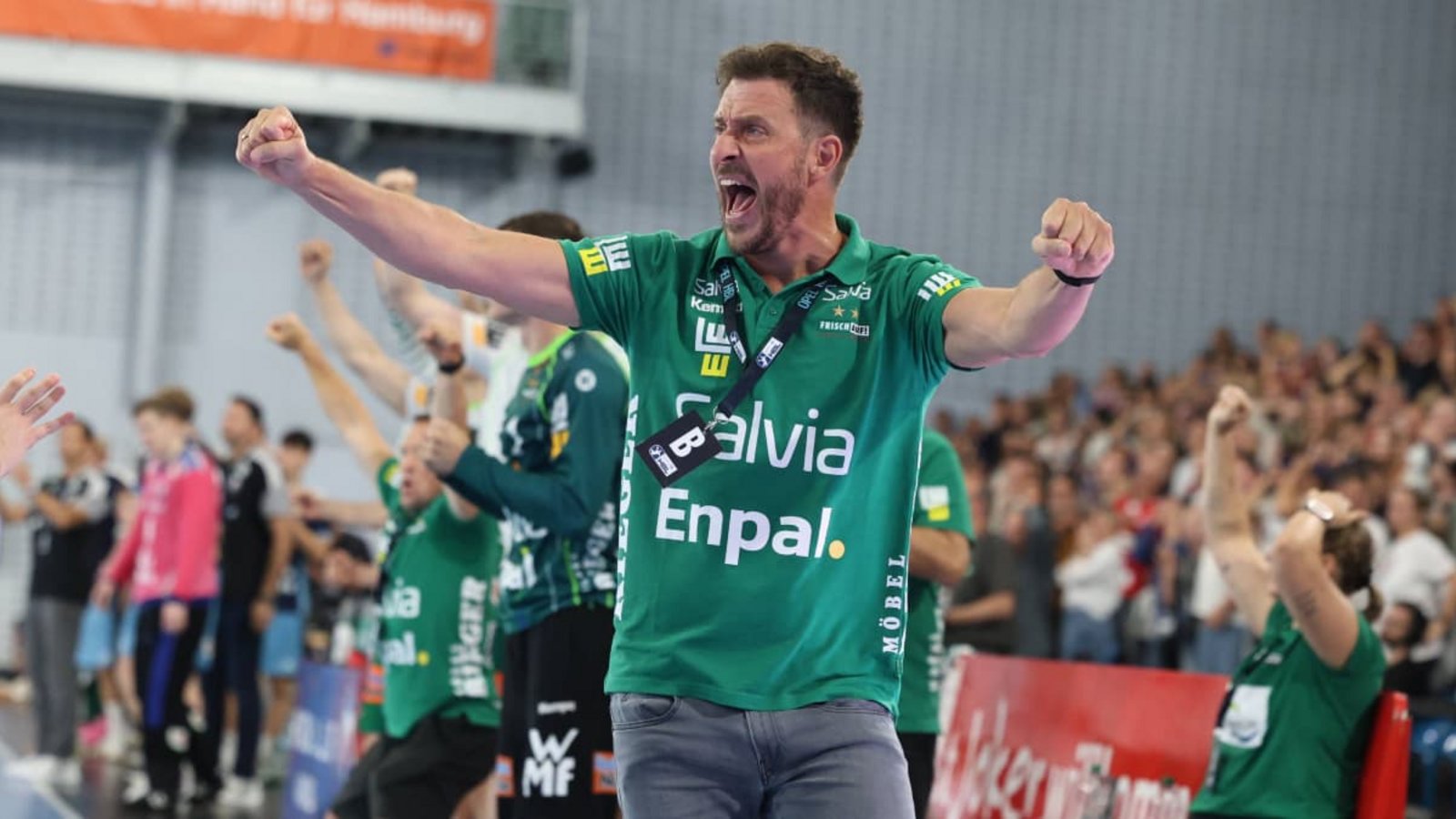 Große Freude bei Ben Matschke: Der Trainer von Frisch Auf Göppingen bejubelt den Auswärtssieg seiner Mannschaft in der Sporthalle Hamburg.IMAGO/Lobeca Große Freude bei Ben Matschke: Der Trainer von Frisch Auf Göppingen bejubelt den Auswärtssieg seiner Mannschaft in der Sporthalle Hamburg.IMAGO/Lobeca