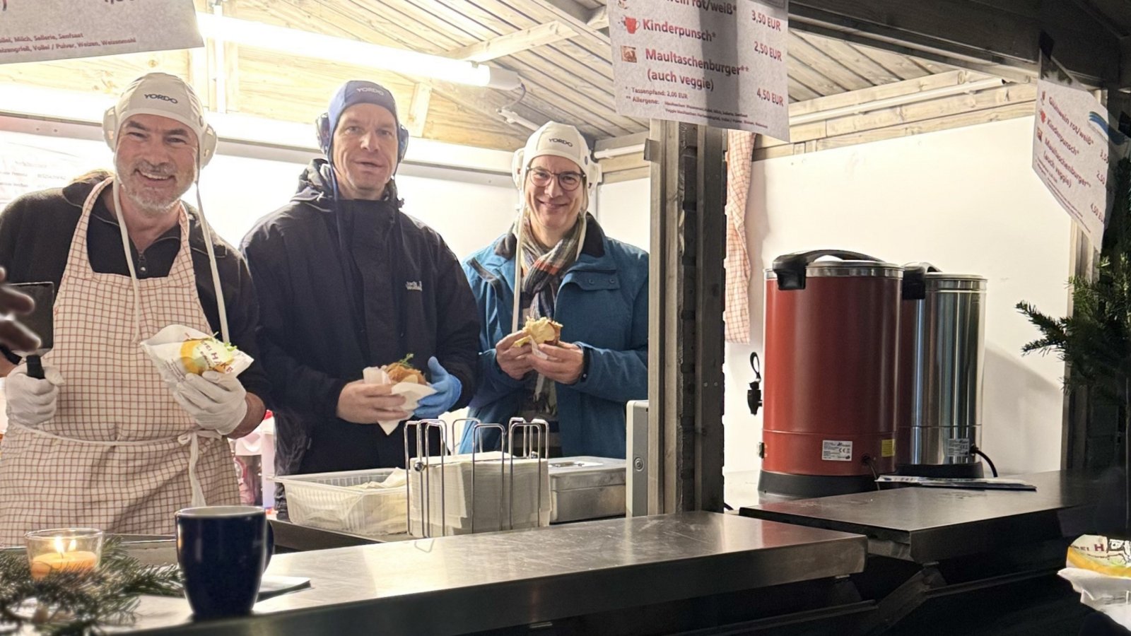 Die Wasserballer bieten in der Adventshütte am 16. Dezember Maultaschen-Burger an. Foto: p Die Wasserballer bieten in der Adventshütte am 16. Dezember Maultaschen-Burger an. Foto: p