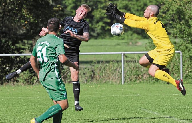 TSV-Torwart Tobias Linder (rechts) hat in dieser Situation Glück, dass Riexingen Marco Kolder den Ball mit dem Kopf nicht trifft. Foto: Nachreiner