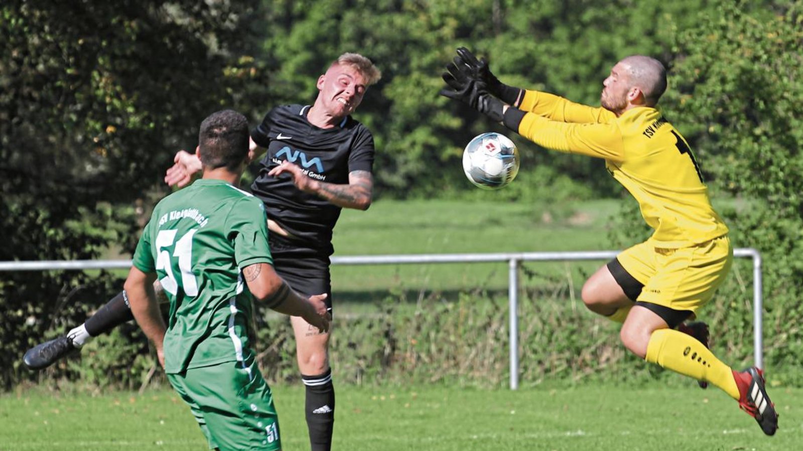 TSV-Torwart Tobias Linder (rechts) hat in dieser Situation Glück, dass Riexingen Marco Kolder den Ball mit dem Kopf nicht trifft. Foto: Nachreiner