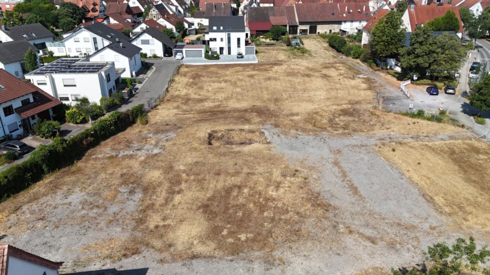 Früher war hier der Bauhof angesiedelt, nach dem Abriss klafft im Ort eine unschöne Lücke.Werner Kuhnle Früher war hier der Bauhof angesiedelt, nach dem Abriss klafft im Ort eine unschöne Lücke.Werner Kuhnle
