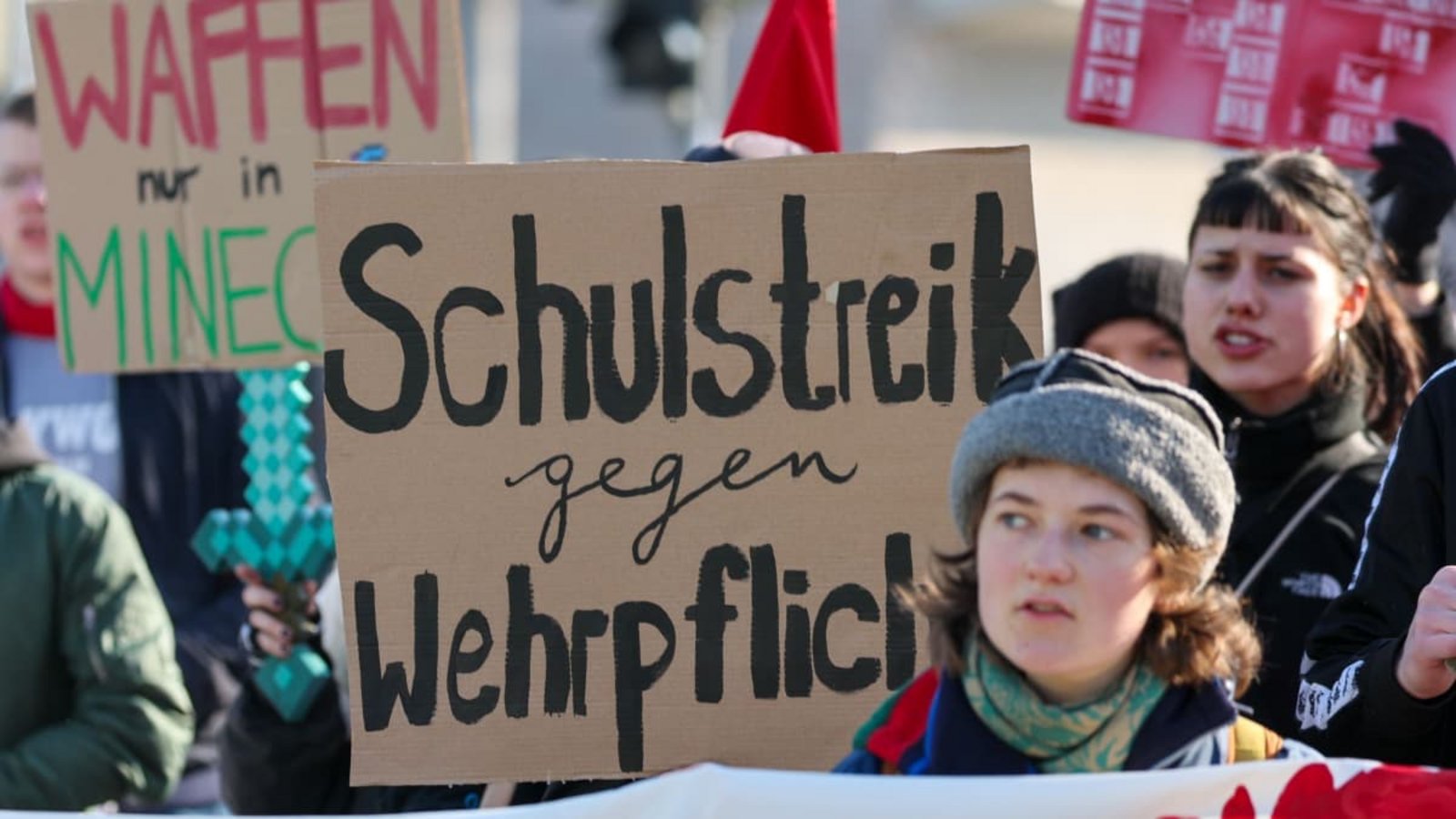 Die Zahl der Anträge auf Kriegsdienstverweigerung nimmt zu. Zudem gibt es vermehrt Schulstreiks gegen Wehrpflicht – wie hier in Leipzig.Jan Woitas/dpa Die Zahl der Anträge auf Kriegsdienstverweigerung nimmt zu. Zudem gibt es vermehrt Schulstreiks gegen Wehrpflicht – wie hier in Leipzig.Jan Woitas/dpa