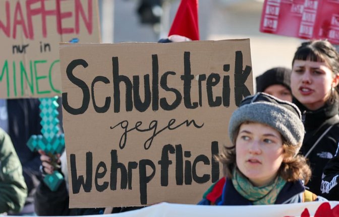 Die Zahl der Anträge auf Kriegsdienstverweigerung nimmt zu. Zudem gibt es vermehrt Schulstreiks gegen Wehrpflicht – wie hier in Leipzig.<span class='image-autor'>Jan Woitas/dpa</span>