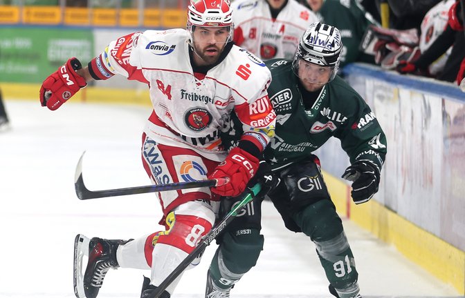 Nur in dieser Szene hat der Bietigheimer Mike Fischer gegen Crimmitschau das Nachsehen. <span class='image-autor'>Foto: Baumann</span>
