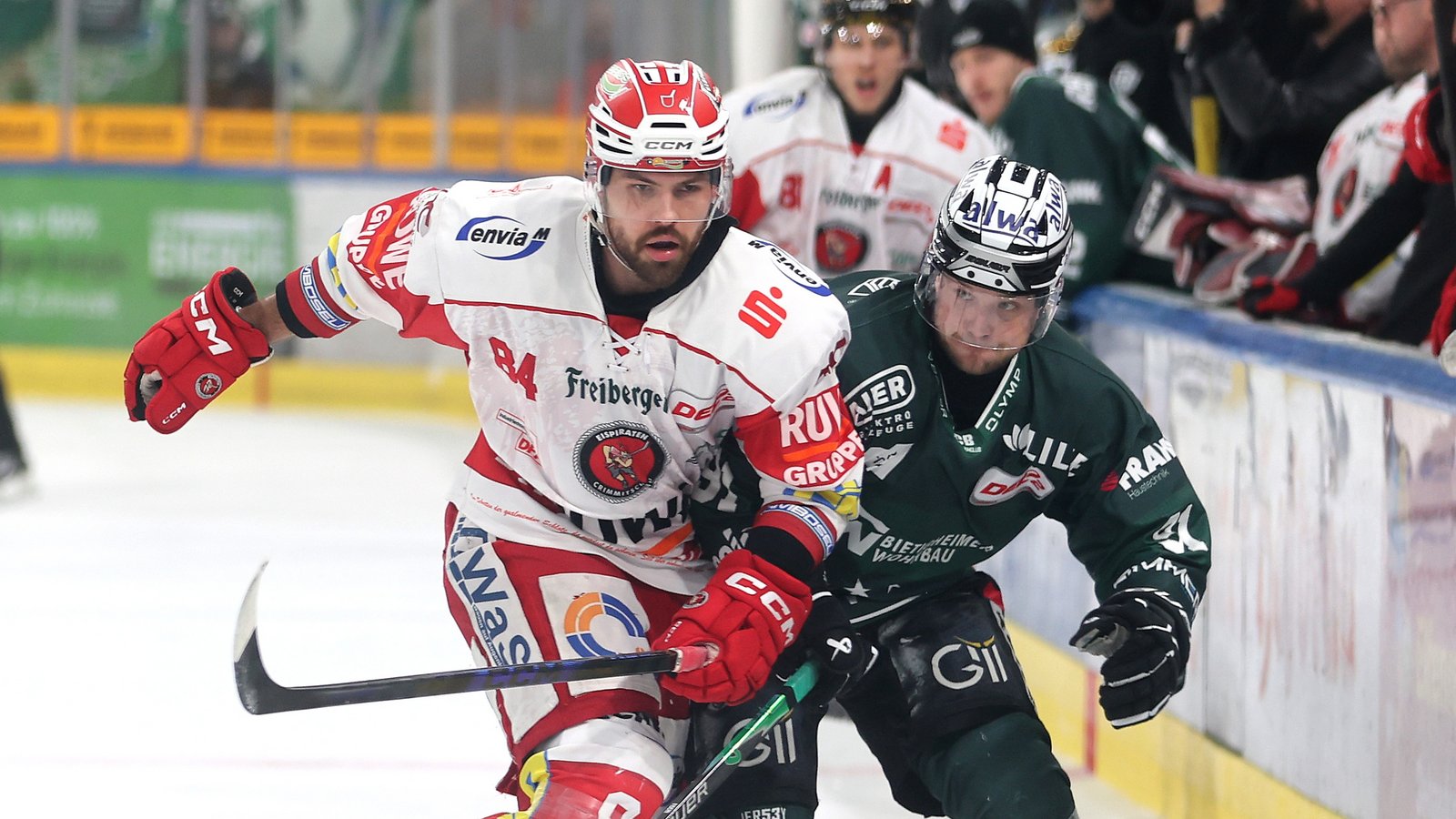 Nur in dieser Szene hat der Bietigheimer Mike Fischer gegen Crimmitschau das Nachsehen. Foto: Baumann