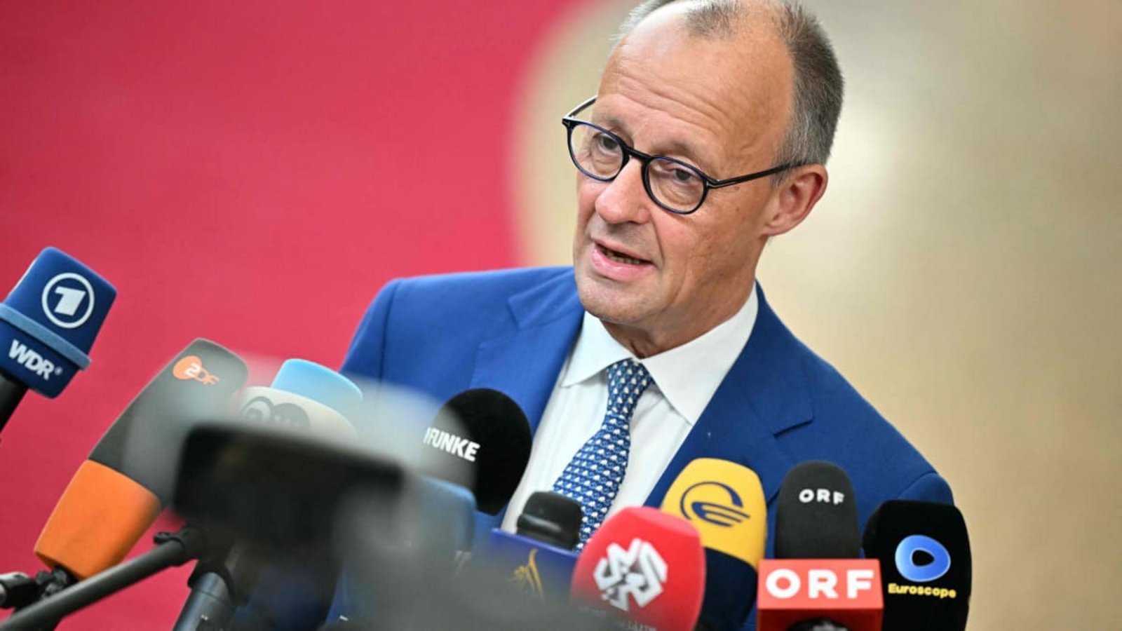 In Brüssel will Merz für einen kleineren EU-Haushalt kämpfen. Der Vorschlag aus Irland geht dem Bundeskanzler nicht weit genug. „Das kann sich kein Mitgliedsland leisten“, so Merz.Nicolas Tucat/afp