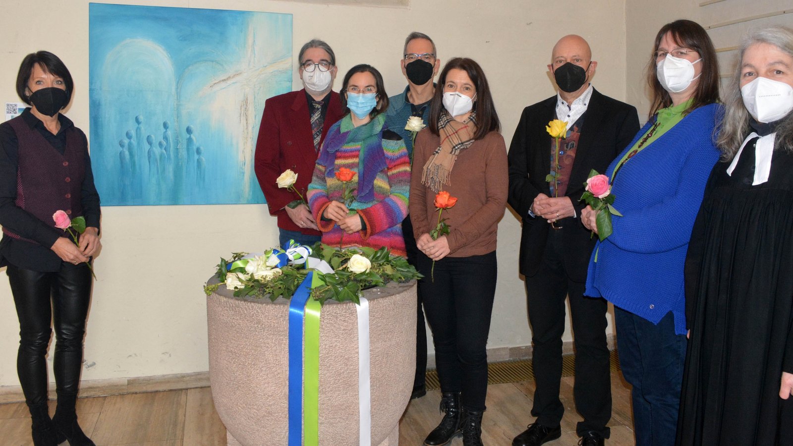 Ein himmlisches Blau dominiert im Bild von Renate Secker (von links), die gemeinsam mit den Künstlerkollegen Markus E. Burgstahler, Saskia Schlenker, Thomas Hanisch, Gabi Frick, Thomas Knodel, Inge Dämmrich und Pfarrerin Sigrid Telian zur Ausstellungseröffnung lud. Fotos: StahlfeldFotos: Stahlfeld Ein himmlisches Blau dominiert im Bild von Renate Secker (von links), die gemeinsam mit den Künstlerkollegen Markus E. Burgstahler, Saskia Schlenker, Thomas Hanisch, Gabi Frick, Thomas Knodel, Inge Dämmrich und Pfarrerin Sigrid Telian zur Ausstellungseröffnung lud. Fotos: StahlfeldFotos: Stahlfeld