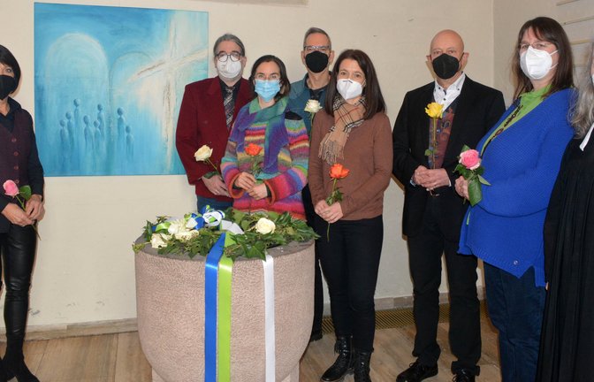 Ein himmlisches Blau dominiert im Bild von Renate Secker (von links), die gemeinsam mit den Künstlerkollegen Markus E. Burgstahler, Saskia Schlenker, Thomas Hanisch, Gabi Frick, Thomas Knodel, Inge Dämmrich und Pfarrerin Sigrid Telian zur Ausstellungseröffnung lud.  Fotos: Stahlfeld<span class='image-autor'>Fotos: Stahlfeld</span>